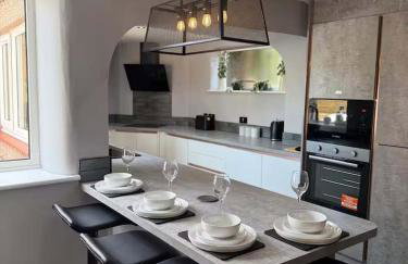 Modern 2 Bedroom Private Detached Cottage With HotTub - Foto 26