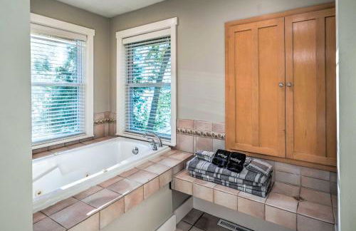 Waterfront Mound Retreat with Dock and Lake Access! - Foto 16