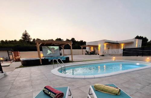Villa VERONICA with CINEMA PROJECTOR by the HEATED POOL and JACUZZI - Foto 8
