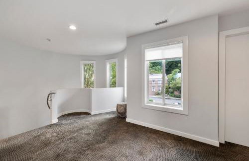 Piermont Waterfront Villa with Hot Tub - Photo 29