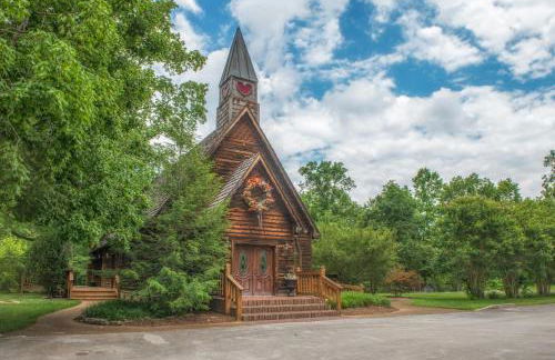 Pool and Riverfront! Couples Retreat in Smoky Mtns - Foto 32
