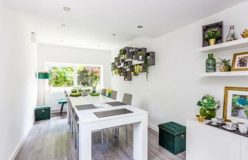 Very Large 5 Bed House Higham Ferrers family and contractors king beds Sky TV Pool Table Gym - Foto 10