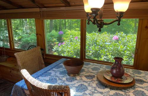 Enchanted Woodstock Cottage with hot tub - Foto 25