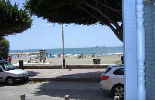 Beachfront House - Photo 13