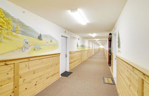 First-Floor Big Sky Condo with Hot Tub! - Foto 26