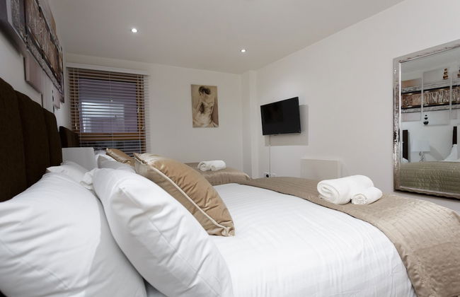 Live in Leeds Sky Penthouse - Photo 7