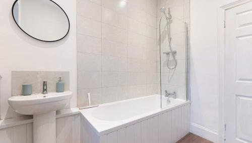 Station Road Stay with Easy Access to Transport - Photo 5