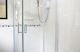 Spacious 3BR by Avalora Shortlets & Serviced Accommodations Queensway with big garden, Near train station - Foto 66