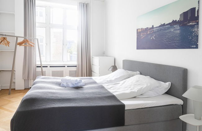 Fantastic 3-bed With French Balcony and Lake-views - Foto 8