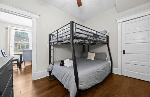 Stylish Home in Historic District Near Riverwalk - Foto 32