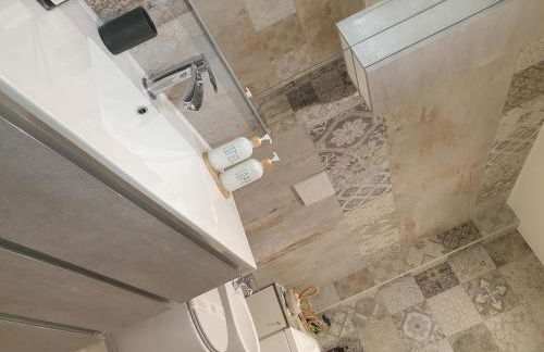 Iris Apartment with Jacuzzi - Easy City Access - Foto 26