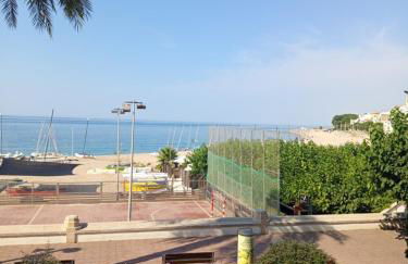 Beachfront Apartment with Sea Views & Private Parking - Foto 2