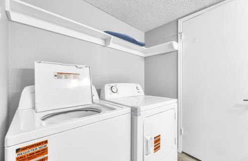 Modern 2BR Retreat with Pool Gym and WiFi - Foto 13