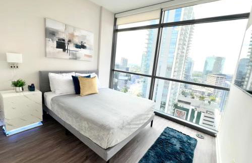 Skyline Retreat Penthouse, Top Floor, Year round Pool, City View! - Foto 7