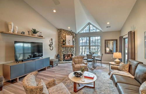 Indoor Pool and Golf Course Views Lake Lure Condo! - Foto 1