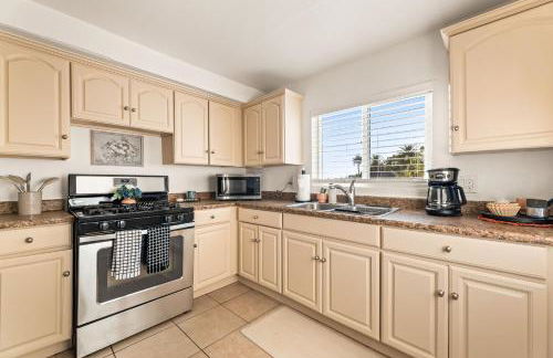 Echo Park Spacious Two-Bedroom Apartment with Private Yard and Parking - Foto 8