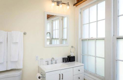 Romantic Historic Inn Suite with Mountain Views in Luray, Virginia - Foto 20