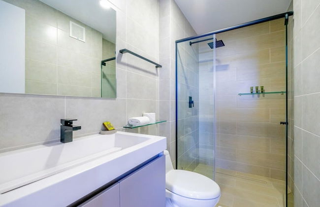 Luxurious 1BR Apartment With Stunning Balcony View - Photo 16