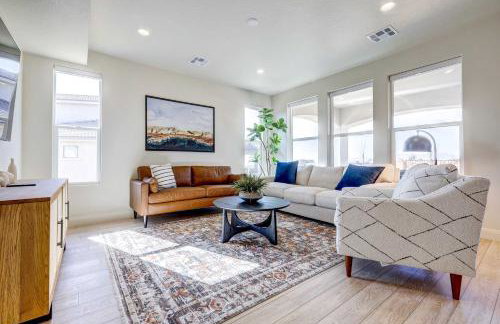 Washington Home w/ Mtn Views, Near Hiking! - Photo 1