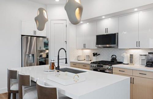 2 Luxury Homes in 1 - Walk to Nightlife & Stadiums - Foto 7