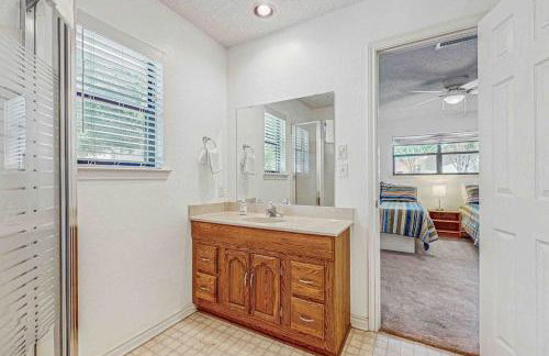 Spacious Lakefront Home with Water Views, WiFi & Private Washer/Dryer - Foto 18
