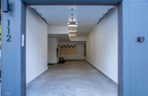 Spectacular New 4BR Townhome: Garage, Jacuzzi, BBQ - Photo 10