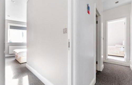 Group Friendly 2 Bed 2 Bath FREE PARKING for 2 Large Vans or up to 4 Cars Zone 2 Sleeps 10 Close to Central London and Zone 2 tube station - Photo 75