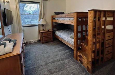 5 Bedroom Lakeside Home Sleeps 12 - Shared Lake Access, Large Yard, Central Air, Fire Pit, Horseshoes & More! - Foto 23