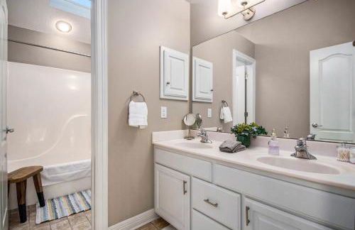 Stunning 5BR Villa Large Hot Tub & Scenic Yard - Foto 37