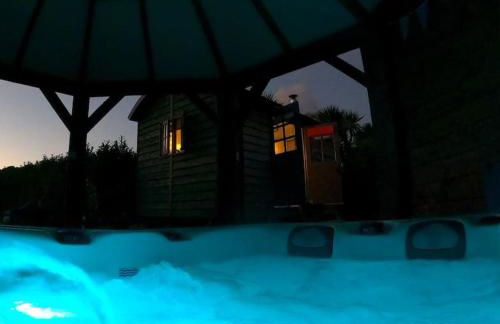 Romantic Retreat - Luxury Shepherds Hut + Hot Tub! - Foto 36