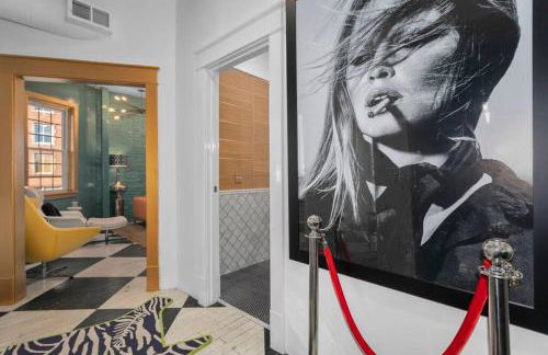 3 Bedroom Penthouse Downtown Close to Everything - Photo 25