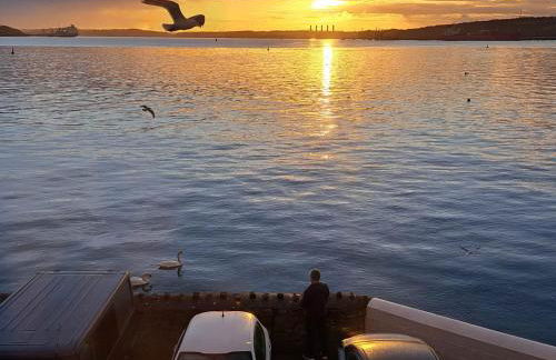 Waterfront Location, Balcony, Sea Views, Free Parking - Foto 3