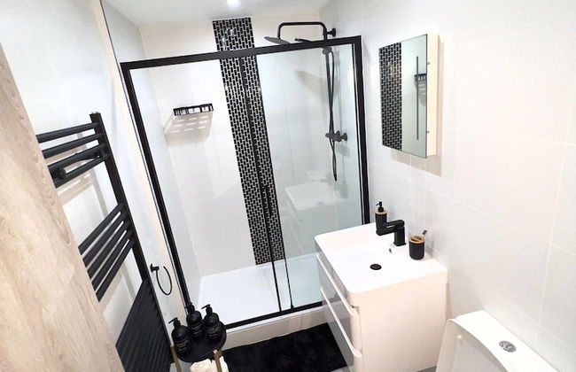 City Centre 1-bed Apartment in Preston With Sky - Photo 8