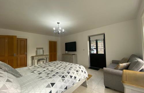 Rostrevor Valley 6-Br Sleeps 20 w Hot Tub & View - Photo 30