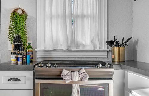 Tiny Home w MIL suite - 3 MI to DT - Foto 29