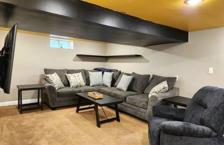 Large Cozy House Near NexusPark Air Hockey - Foto 36