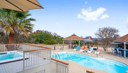 Scenic 5-Acre Retreat with Hot Tub Pool & Game Room - Foto 2