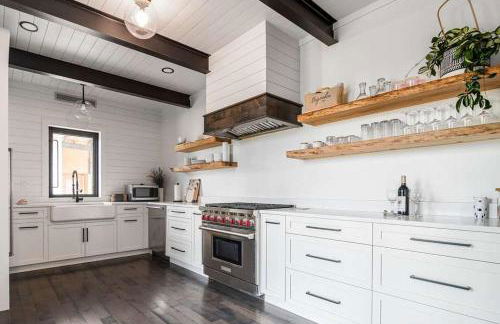 Luxury 4-Bedroom Container Home, Hot-Tub & Firepit - Foto 10