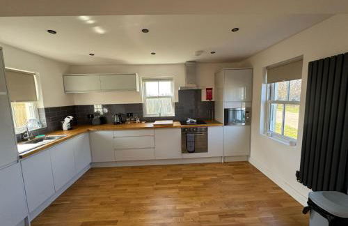 3 Bed house near Tenby with Hot Tub - Photo 7