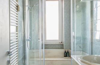 Bright Apartment with Canal Balcony - Foto 7