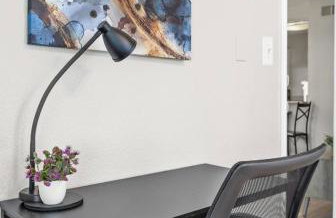 Modern 2BR near Downtown Pool, Gym, Free Parking - Foto 18