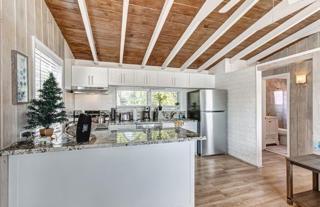 Beautifully Renovated 5 Bedroom with Guest House 5 Home by RedAwning - Foto 17