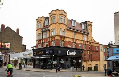 Aisiki Stays Apartments at North Finchley, 3-Bedroom & 2-Bathroom, Pet Friendly Flat, King or Twin Beds with Free WiFi - Foto 17