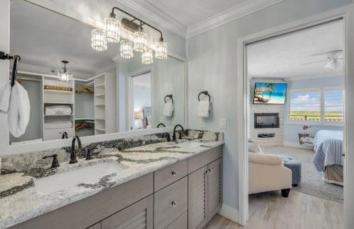 New dog-friendly Listing! Updated direct oceanfront with spacious balcony and heated pool - Foto 31