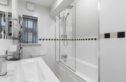 Two Bed Flat in Bush Hill Park - Photo 12