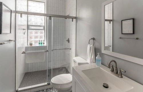 Main Street 2BR, Walk to Bars, Stadiums, Downtown - Foto 12