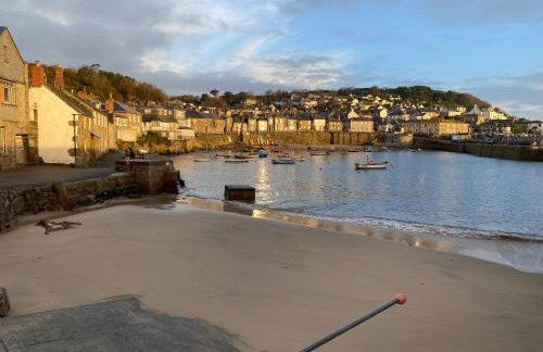 The Old Gallery - Charming Coastal Escape For Two - Photo 13