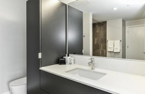 Stylish 2BR Retreat Gym Parkng and Scenic Rooftop - Foto 17