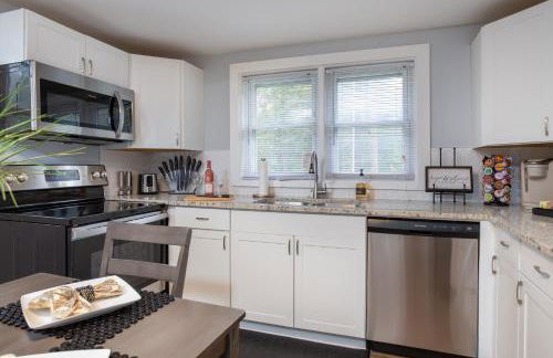 Soaking tub w Washer and Dryer, WiFi - Foto 29