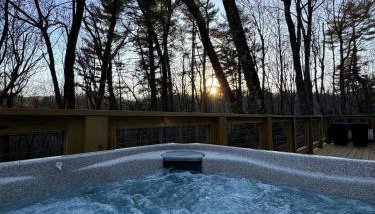The Onyx - Walk to Falls, Hot Tub, Resort Access, Luxe Approved - Photo 2